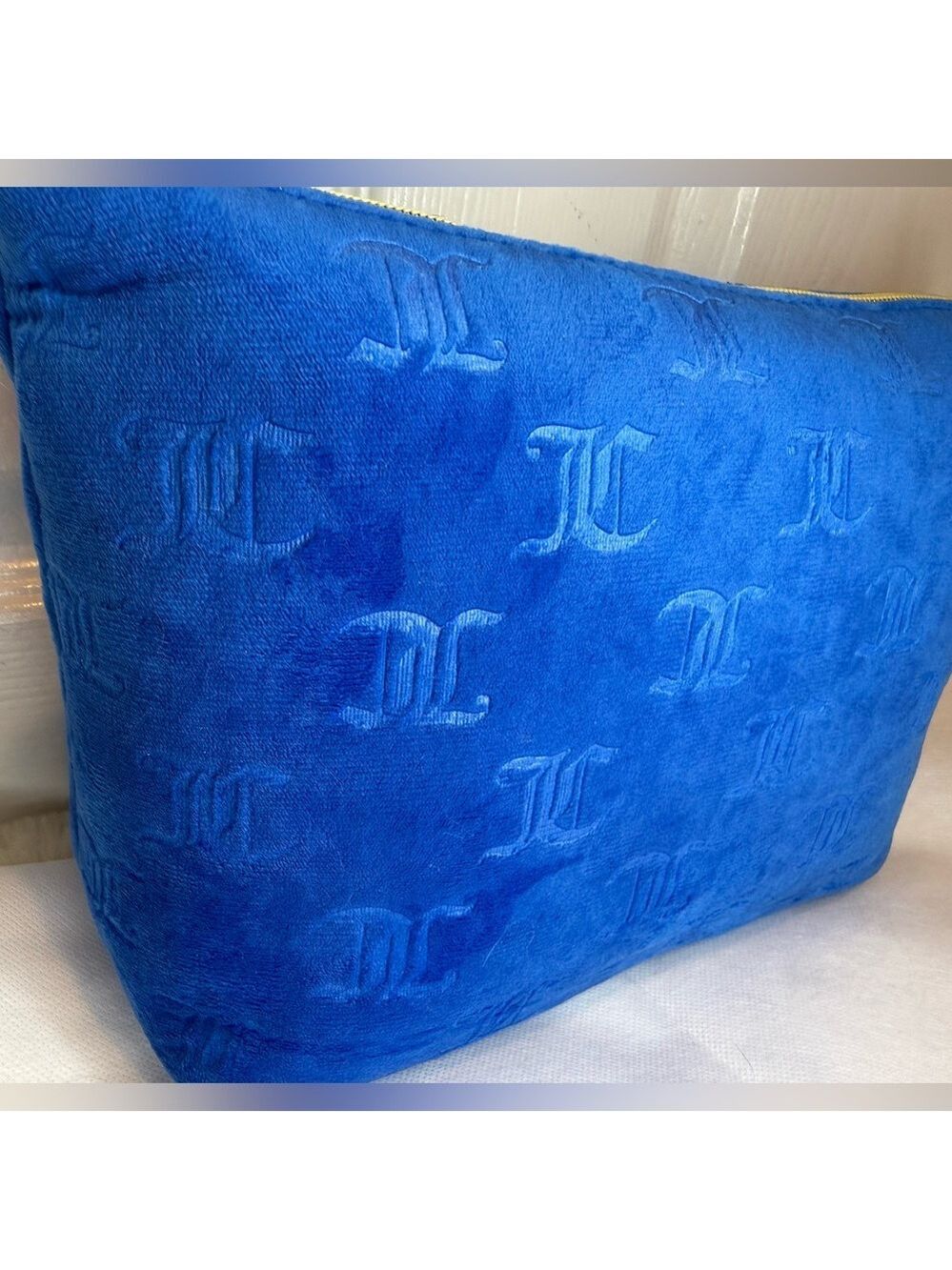 JUICY COUTURE VALOUR WEDGE COSMETIC CASE